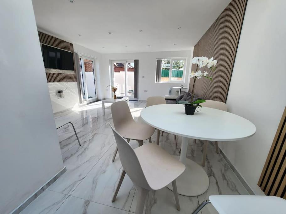 Spacious And Bright One Bedroom Apartment Oxford Esterno foto